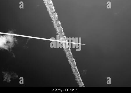 Passagierjet Wanderwege kreuzen am blauen Himmel Stockfoto