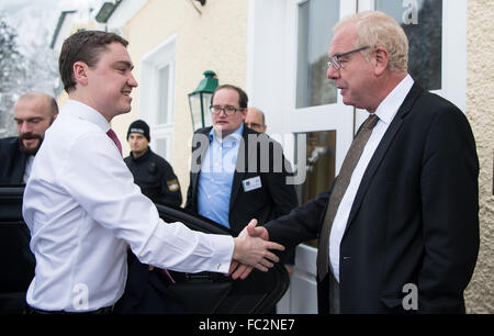 Kreuth, Deutschland. 20. Januar 2016. Parlamentarischen Parteiführer der Bayerischen CSU-Landtags-Fraktion, Thomas Kreuzer (R), begrüßt vor dem Konferenzgebäude in Kreuth, Deutschland, 20. Januar 2016 Premierminister von Estland Taavi betraut. Die CSU (christlich sozialistischen Union)-Retreat-Konferenz statt vom 18. bis 21. Januar 2016 in der Hanns-Seidel-Stiftung-Bildungszentrum in Kreuth. Foto: SVEN HOPPE/Dpa/Alamy Live News Stockfoto