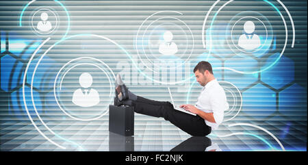 Zusammengesetztes Bild der Geschäftsmann mit Füßen oben auf Aktenkoffer Stockfoto