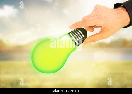 Zusammengesetztes Bild des Kaufmanns Messung etwas mit diesen Fingern Stockfoto