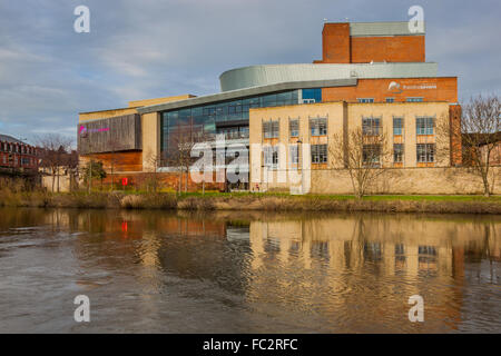 Theatre Severn, neben den Fluss Severn, in Shrewsbury, Shropshire, England, UK Stockfoto