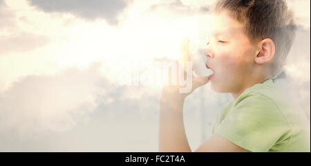 Zusammengesetztes Bild eines jungen mit einer Asthma-Inhalator in Klinik Stockfoto