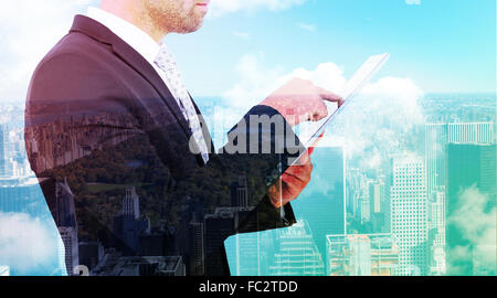 Zusammengesetztes Bild der Geschäftsmann mit seinem TabletPC Stockfoto