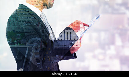 Zusammengesetztes Bild der Geschäftsmann mit seinem TabletPC Stockfoto