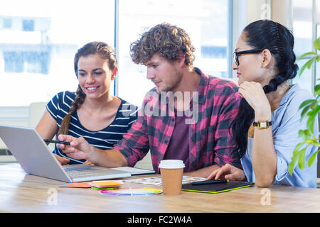 Lächelnde Partnern gemeinsam mit Fotos Stockfoto