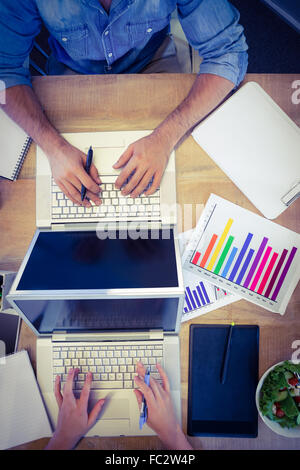 Kreative Arbeiter teilen Schreibtisch Stockfoto