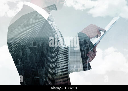 Zusammengesetztes Bild der Geschäftsmann mit seinem TabletPC Stockfoto