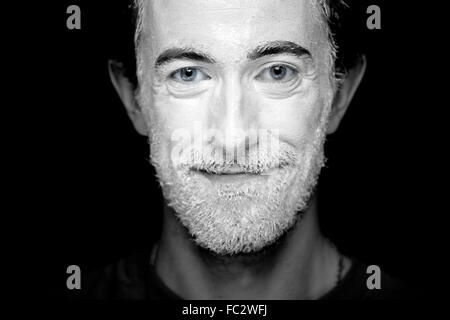 Ein Mann mit Make-up im Gesicht Stockfoto