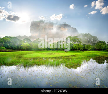 Fluss im Garten in der Nähe von Berg von Sigiriya Stockfoto