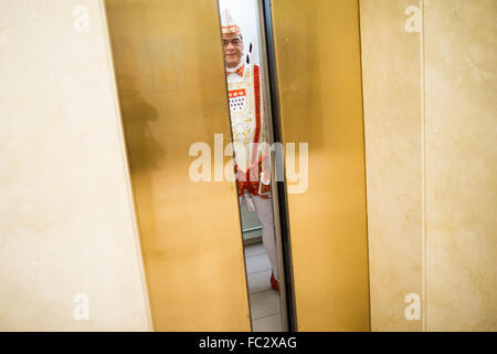 Köln, Deutschland. 20. Januar 2016. Thomas Elster, Prinz Thomas II. das Kölner Dreigestirn steht in einem Aufzug in Köln, 20. Januar 2016. Das Kölner Dreigestirn wird zum Karneval Sitzung Verfahren sprechen. Foto: ROLF VENNENBERND/Dpa/Alamy Live News Stockfoto