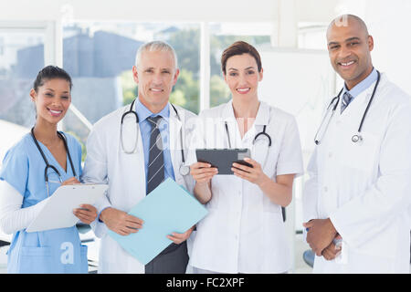 Ärzteteam arbeiten gemeinsam an Patienten-Datei Stockfoto