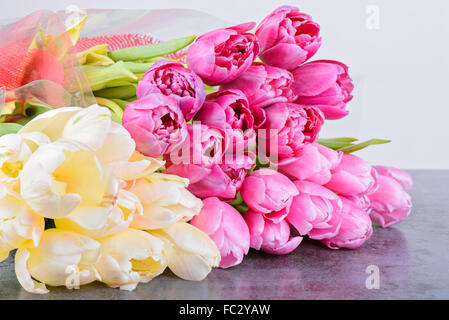 Tulpen Blumen auf dem Tisch Stockfoto