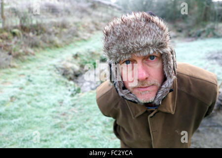 Winter Mann mittleren Alters im Freien tragen Pelzhut in Sub Zero Temperaturen Stockfoto