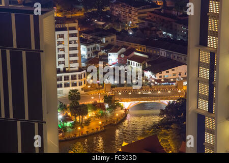 Nächtliche Landschaft von Malakka Stadt Melaka Fluss im Dezember 2015. Malaysien. Stockfoto