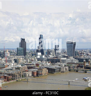 Grobe Sicht auf die City of London. Tower 42 (links) Cheesegrater (Mitte) Walkie-talkie (rechts), Millennium Bridge (unten) Stockfoto