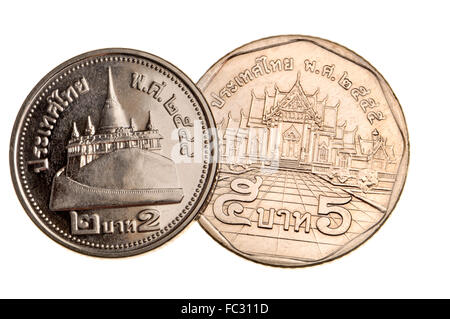 Thai 2 und 5 Münzen Baht zeigen Chedis der Tempel des Smaragd-Buddha (1); der Golden Mount (2); und Wat Benjamabophit (5) Stockfoto