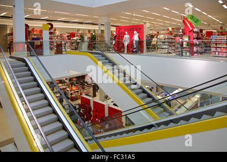 Rolltreppen in der Marks &amp; Spencer Lagern bei der Westfield London Shopping Centre in Westlondon. Weihnachts-Dekor. Stockfoto