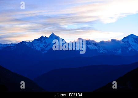 Mingyong Gletscher, Meili Snow Mountain Range, Heiligen Kawagebo Peak von Tibetern, Sonnenuntergänge, Deqin County, Provinz Yunnan, China verehrt Stockfoto