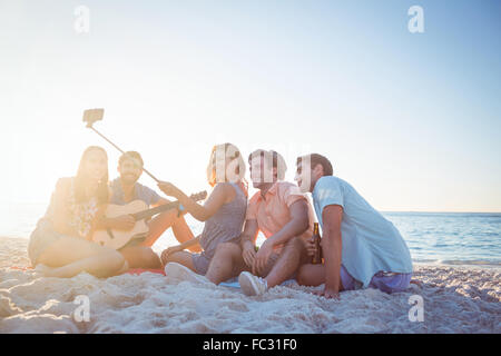 Glücklich Hipster fotografieren mit Selfie stick Stockfoto