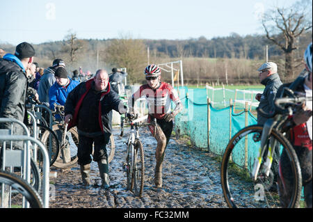 Cyclocros Reiter durch die Grube laufen, nachdem sein Fahrrad ändern Stockfoto