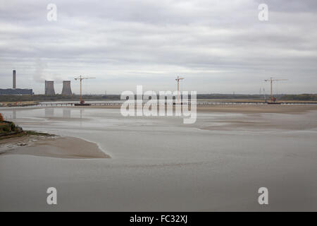 Weiten Blick auf die neuen Mersey Gateway Brücke über den Fluss Mersey von bestehenden Runcorn Brücke gesehen Stockfoto