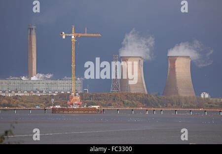 Die Nord-Pylon der neuen Mersey Gateway Brücke über den Fluss Mersey angesehen von der bestehenden Runcorn Brücke Stockfoto