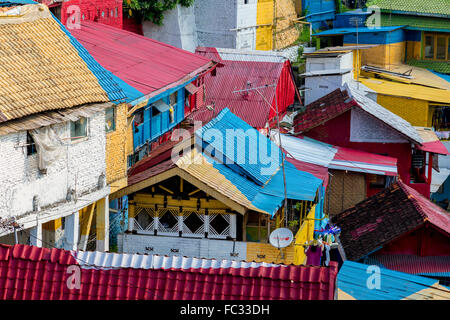 Bunte Häuser am Ufer des Flusses Code in Yogyakarta. Stockfoto