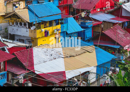 Bunte Häuser am Ufer des Flusses Code in Yogyakarta. Stockfoto