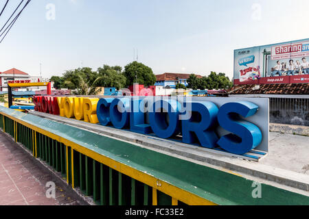 Bunte Häuser am Ufer des Flusses Code in Yogyakarta. Stockfoto