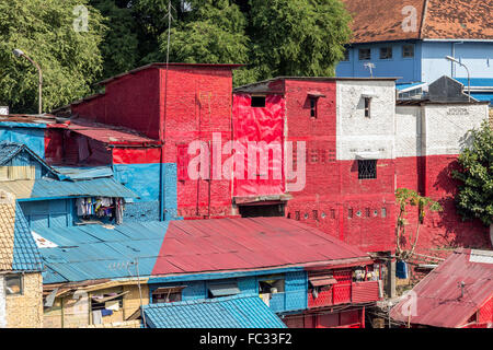 Bunte Häuser am Ufer des Flusses Code in Yogyakarta. Stockfoto