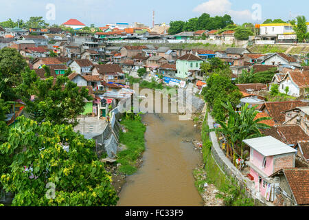 Die indonesische am Flussufer Slums von Yogyakarta, Indonesien. Stockfoto