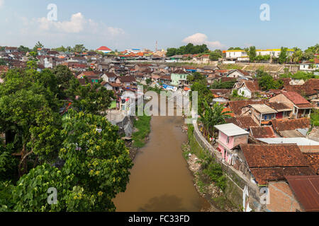 Die indonesische am Flussufer Slums von Yogyakarta, Indonesien. Stockfoto