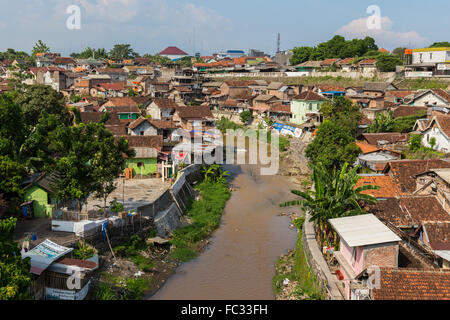 Die indonesische am Flussufer Slums von Yogyakarta, Indonesien. Stockfoto