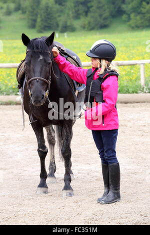 Mädchen und Rappe Stockfoto