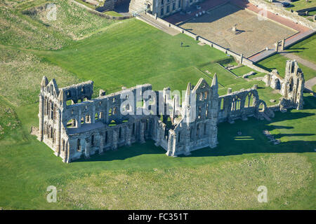 Eine Luftaufnahme der zerstörten Whitby Abtei, North Yorkshire Stockfoto