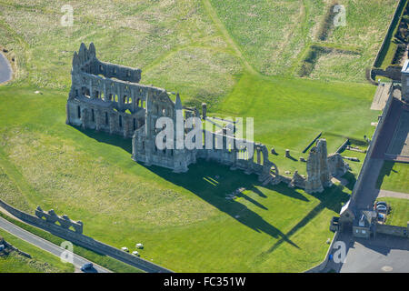 Eine Luftaufnahme der zerstörten Whitby Abtei, North Yorkshire Stockfoto