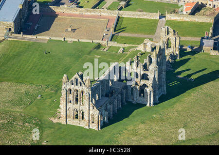 Eine Luftaufnahme der zerstörten Whitby Abtei, North Yorkshire Stockfoto