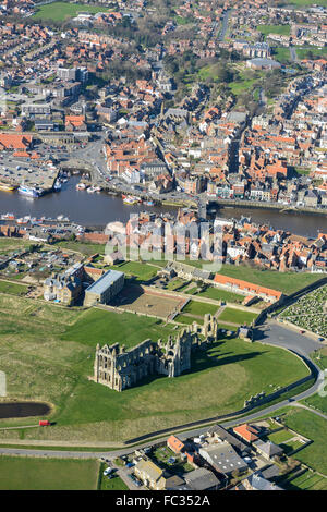 Eine Luftaufnahme der zerstörten Whitby Abtei, North Yorkshire Stockfoto