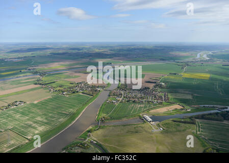 Eine Luftaufnahme des Norfolk Village of Wiggenhall St Germans und Umland Stockfoto