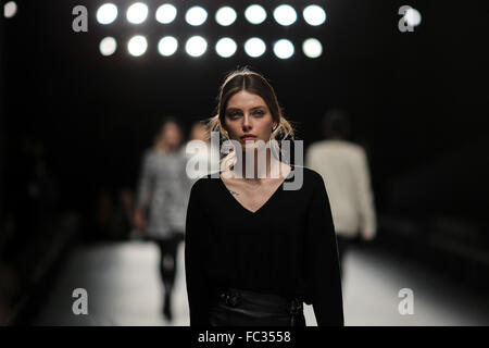 Berlin, Deutschland. 20. Januar 2016. Modelle vorzubereiten für die Show von Minx von deutschen Designerin Eva Lutz während der Mercedes-Benz Fashion Week Berlin Herbst/Winter 2016 in Berlin, Hauptstadt Deutschlands, am 20. Januar 2016. Mercedes-Benz Fashion Week Berlin Herbst/Winter 2016 startete am Dienstag. Bildnachweis: Zhang Fan/Xinhua/Alamy Live-Nachrichten Stockfoto