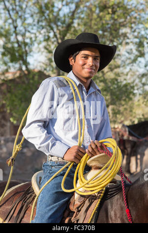 Eine mexikanische Charro oder Cowboy während des Trainings für einen Charreada Wettbewerb auf einer Hacienda-Ranch in Alcocer, Mexiko. Die Charreada ist eine traditionelle mexikanische Rodeo und testet die Fähigkeiten des Cowboys reiten, Abseilen und Vieh zu kontrollieren. Stockfoto