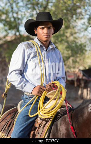 Eine mexikanische Charro oder Cowboy während des Trainings für einen Charreada Wettbewerb auf einer Hacienda-Ranch in Alcocer, Mexiko. Die Charreada ist eine traditionelle mexikanische Rodeo und testet die Fähigkeiten des Cowboys reiten, Abseilen und Vieh zu kontrollieren. Stockfoto