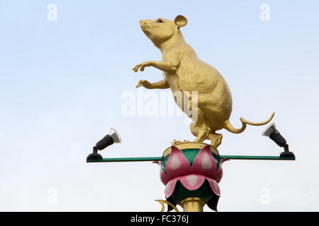 Nagetier vergoldete Statue steht auf einem dekorativen Mast Stockfoto