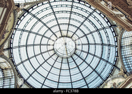 Glaskunst-Decke in der Galleria Vittorio Emanuele II in Mailand, Italien. Architektonische Thema. Stockfoto