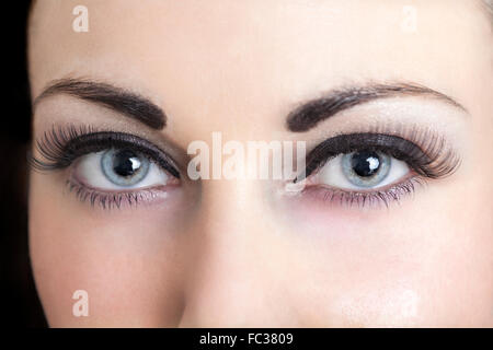 Der schöne attraktive selbstbewussten jungen Frau oberen Teil des Gesichtes, einschließlich der Augen, Wimpern und Augenbrauen close up Model Release: Ja. Property Release: Nein. Stockfoto