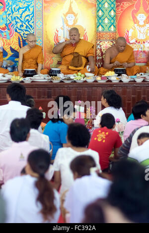 Buddhistische Mönche Essen im Kloster Stockfoto