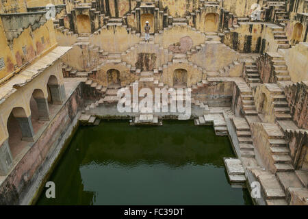 Panna Meena Ka Khud oder der Stufenbrunnen Chand Baori, in Jaipur, Indien. Stockfoto