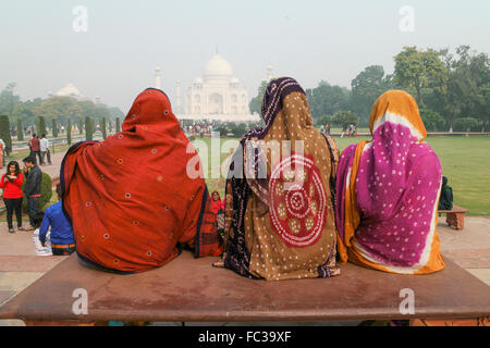 Nicht identifizierte einheimische und Besucher sich erholend nach dem Besuch Taj Mahal in Agra, Uttar Pradesh. Stockfoto