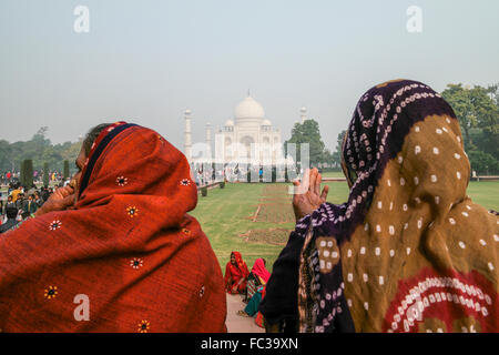 Nicht identifizierte einheimische und Besucher sich erholend nach dem Besuch Taj Mahal in Agra, Uttar Pradesh. Stockfoto