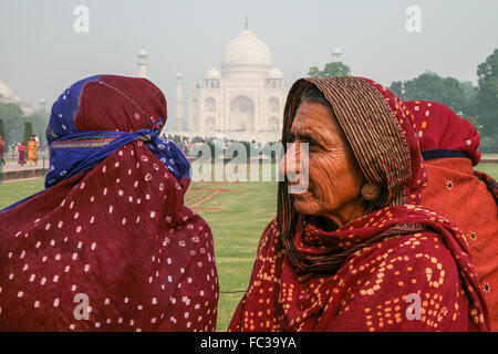 Nicht identifizierte einheimische und Besucher sich erholend nach dem Besuch Taj Mahal in Agra, Uttar Pradesh. Stockfoto